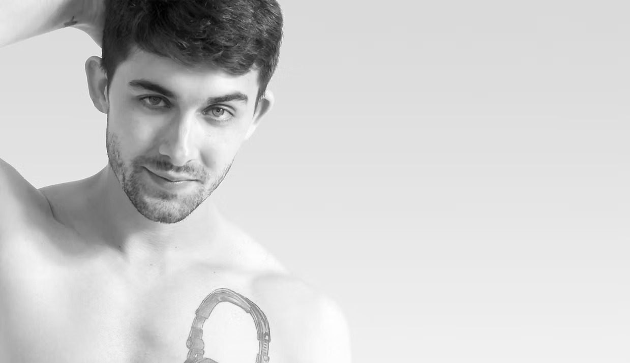 Hombre en tratamiento facial en Estética Lauria